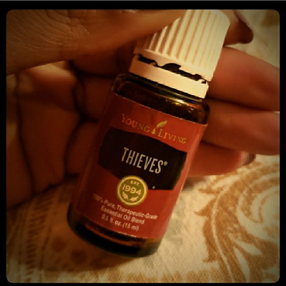 YOUNG LIVING Thieves Oil